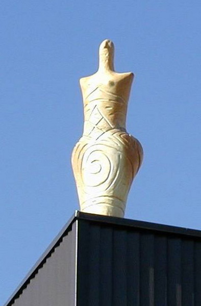 Жіноча скульптура - Жіноча скульптура висотою 1.5 метри - збільшена копія Трипільської пластики з врізним орнаментом з поселення Березівка Кіровоградської обл.