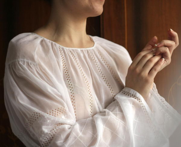 Женская блуза - Прекрасный женский силуэт дополнят легкая блуза, юбка, костюм из  льна вышитые в пастельных тонах. Сама Афродита вам позавидует). Ткань - маркизет.